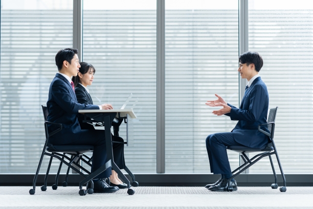面接を受ける男性