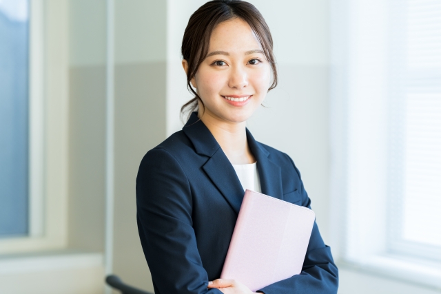 笑顔のスーツ女性