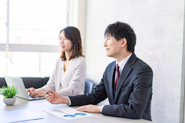 男女の面接官