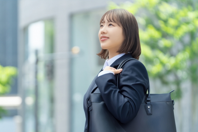 遠くを見つめるスールの女性