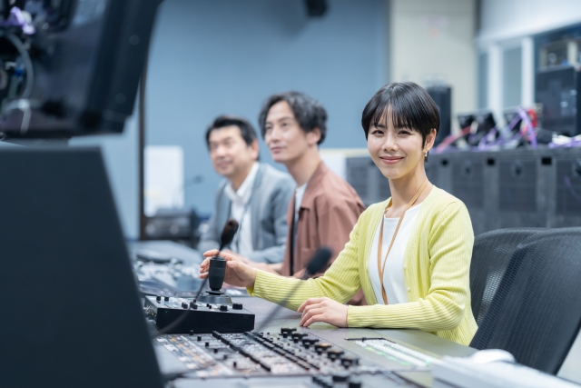 TV局の調整室で働くディレクター