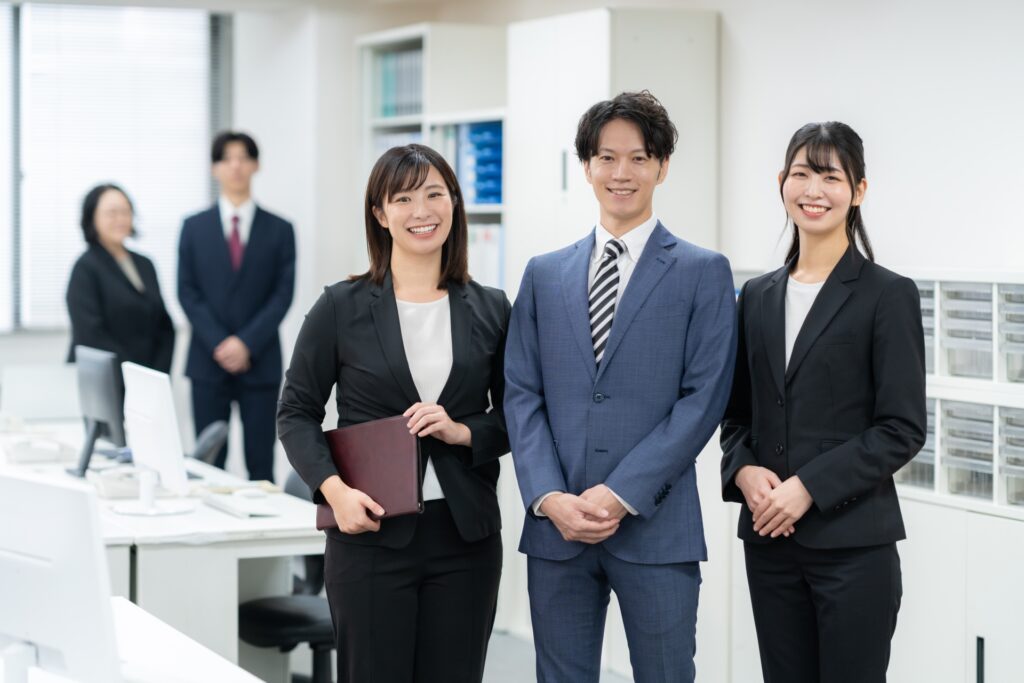 オフィスにいるスーツ姿の男女
