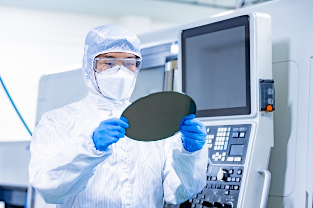 半導体製造で目視チェックをする男性