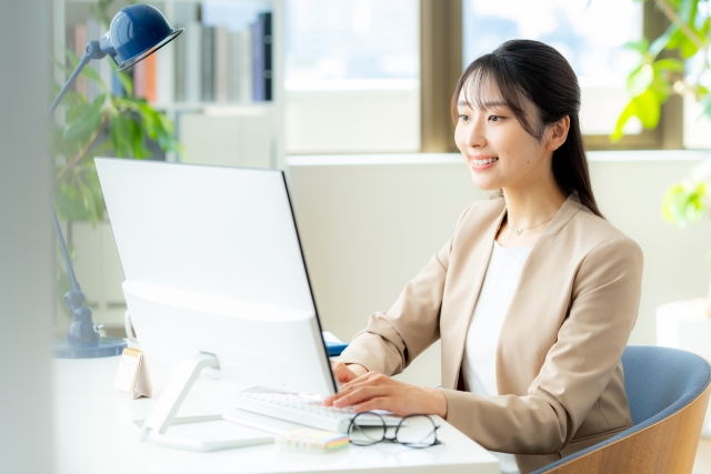 パソコンに向かって作業する女性