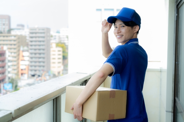 荷物を届ける宅配便の若い男性