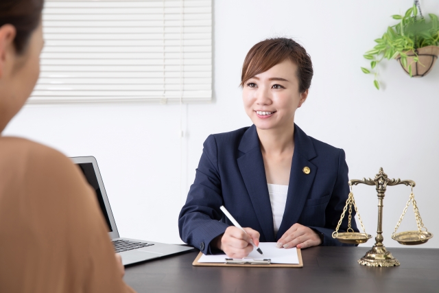 依頼者の相談にのる女性弁護士