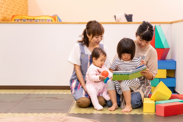 子どもに絵本を読み聞かせる保育士