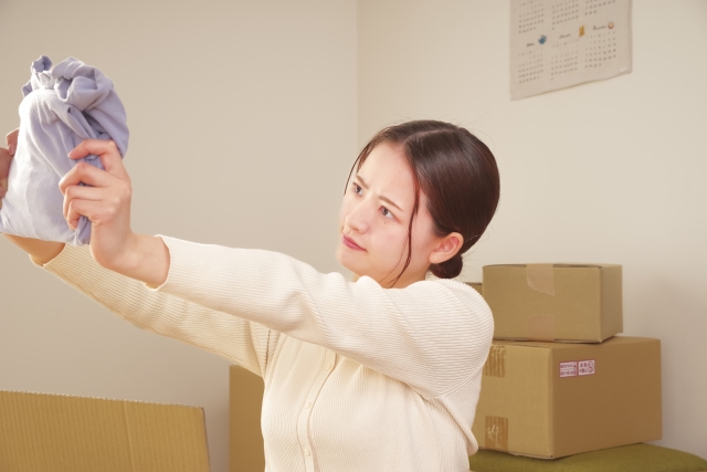 服の処分に悩む女性