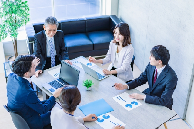 会議をする人々