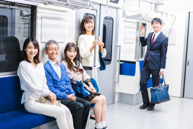 笑顔で電車に乗る人