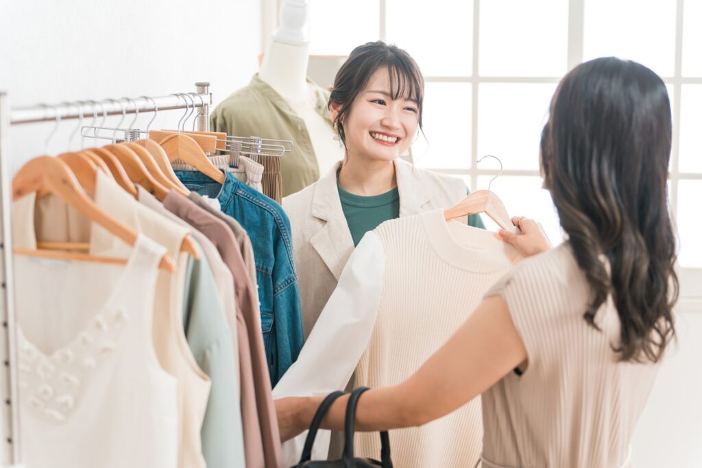 接客する販売員