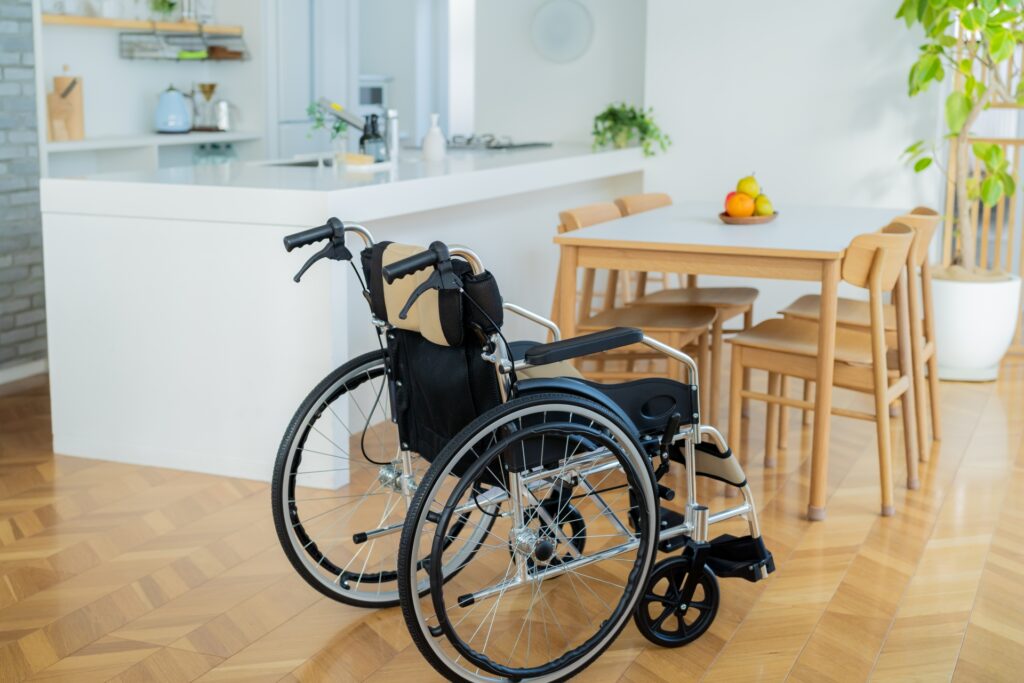 車椅子と机の画像