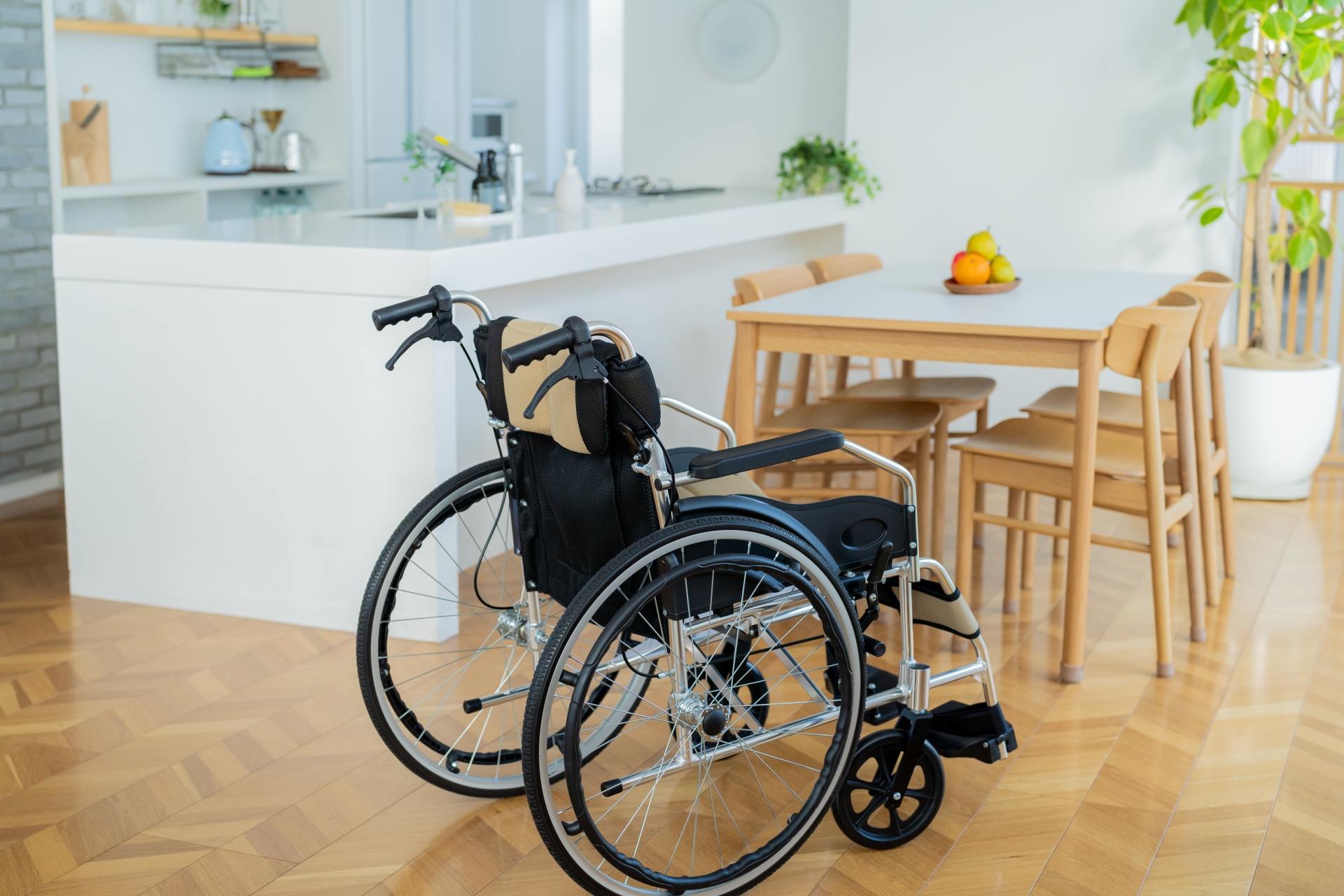 車椅子と机の画像