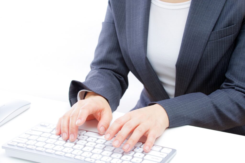 キーボードを打つ女性