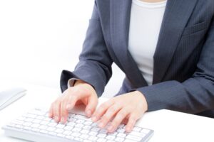 キーボードを打つ女性