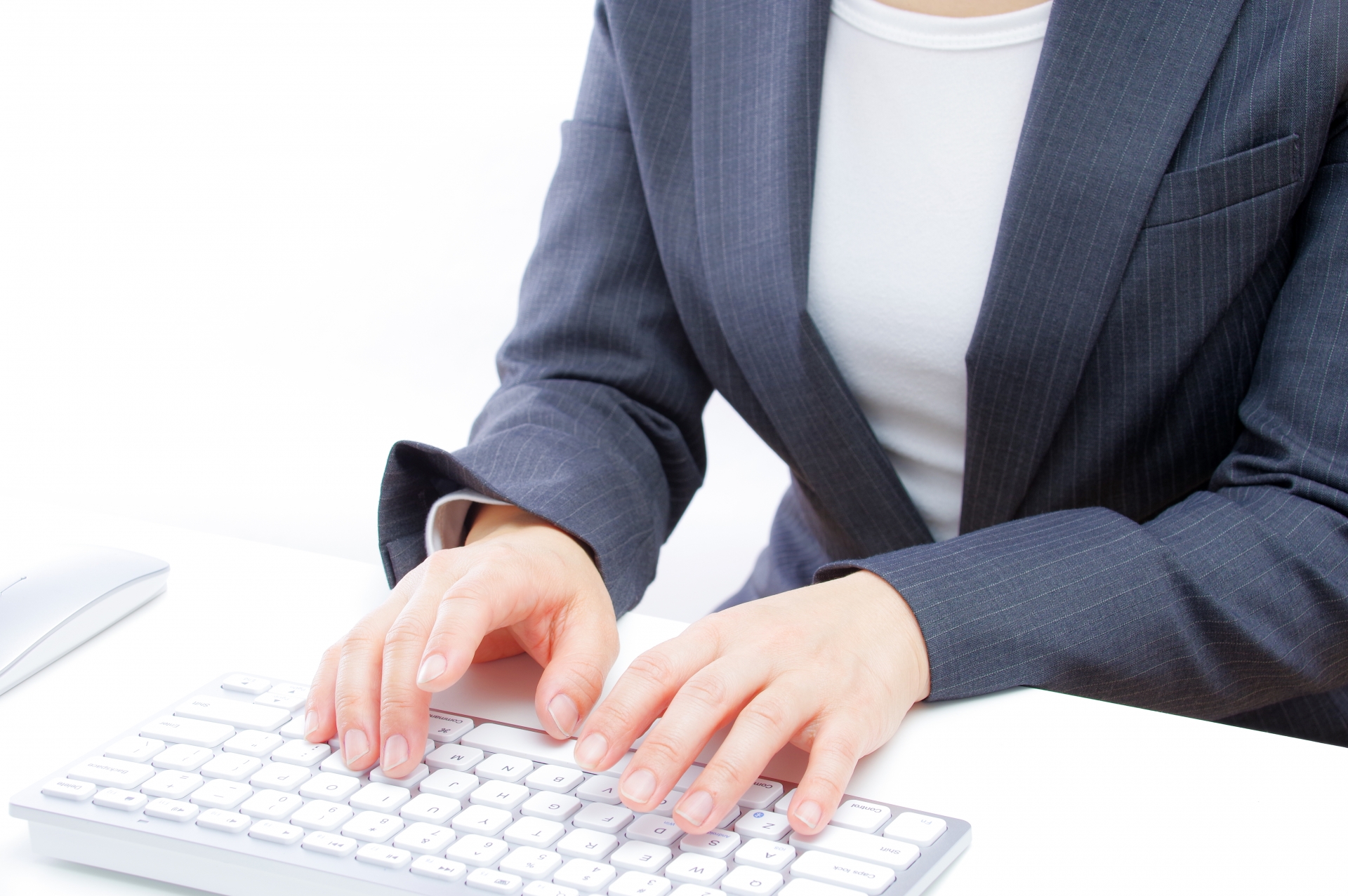 キーボードを打つ女性