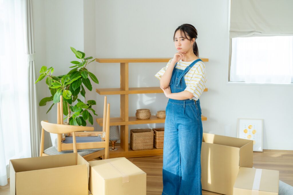 新居で悩む女性の画像