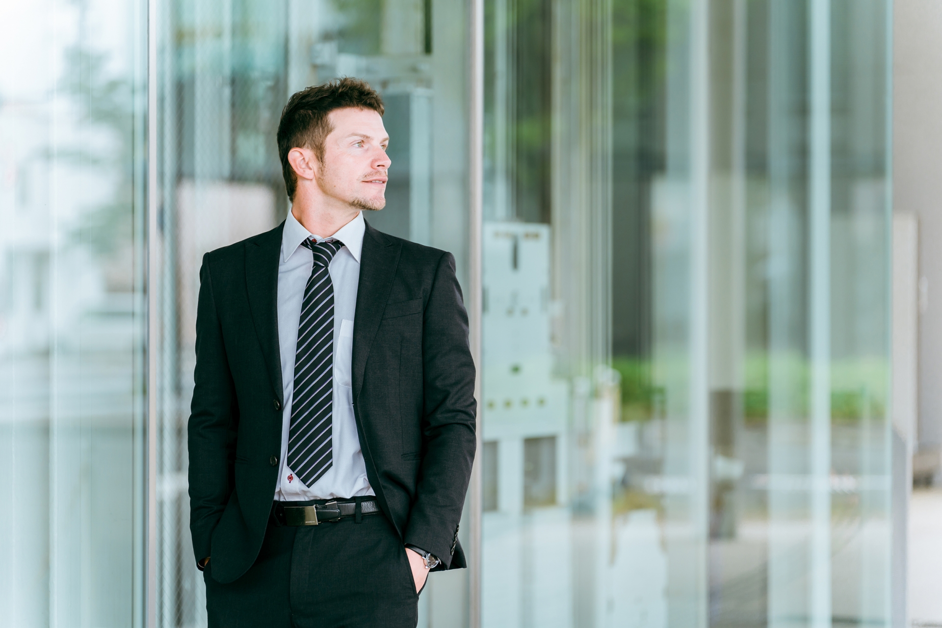 ビルの前に立つ外国人ビジネスマン