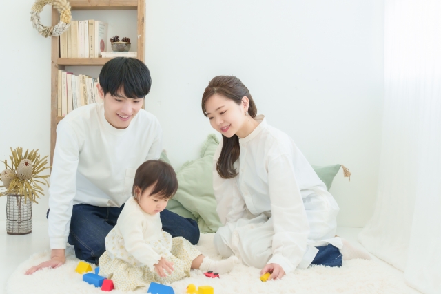 遊ぶ子どもと両親