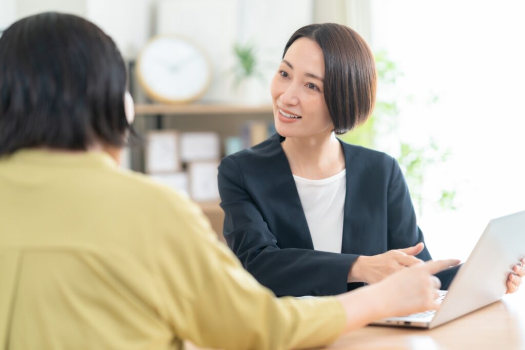 顧客に資料を見せるビジネスウーマン