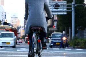 自転車で道路を走る男性