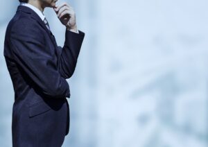 スーツでたたずむ男性