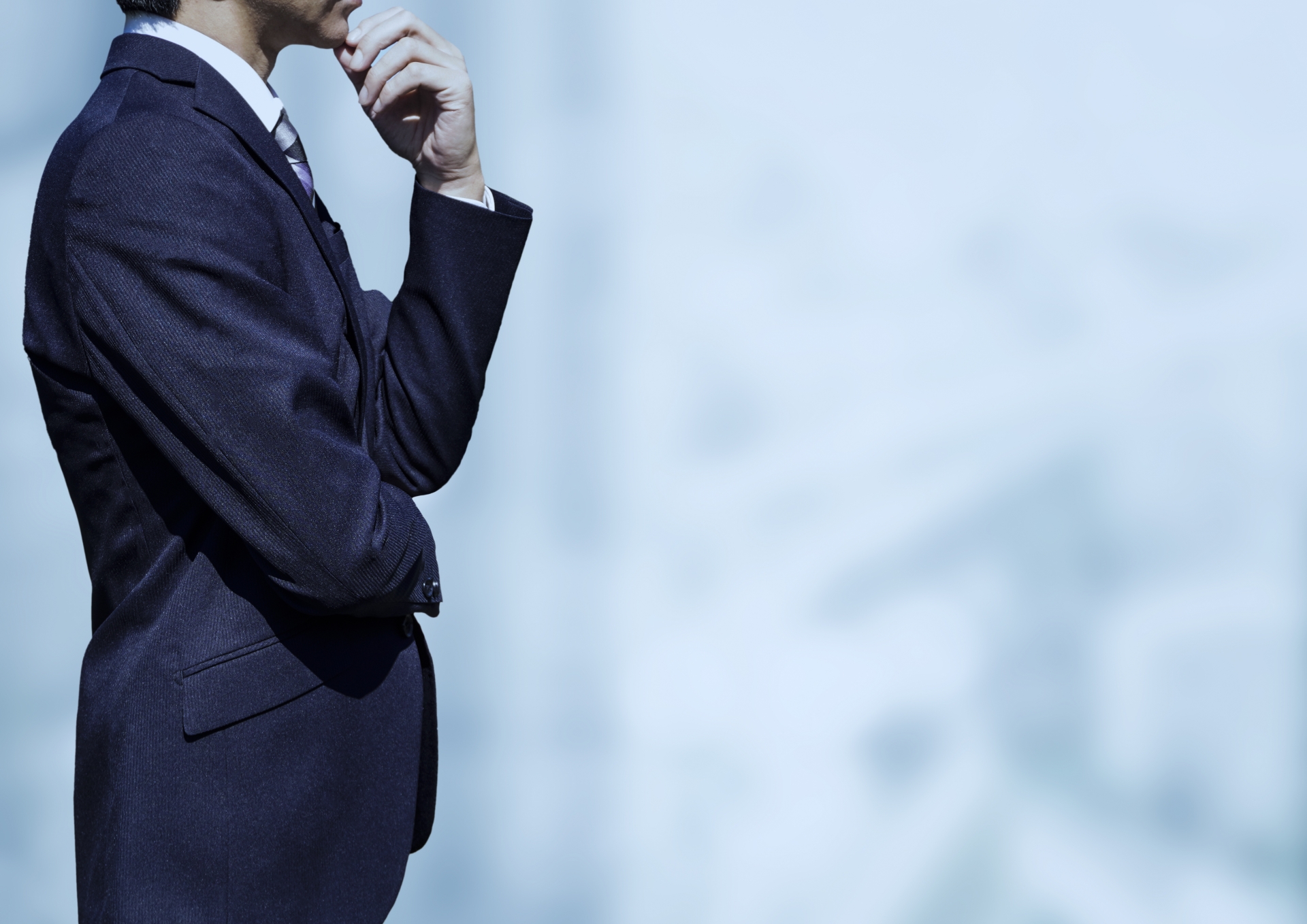 スーツでたたずむ男性