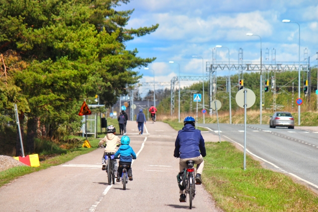 自転車を走らせる人々