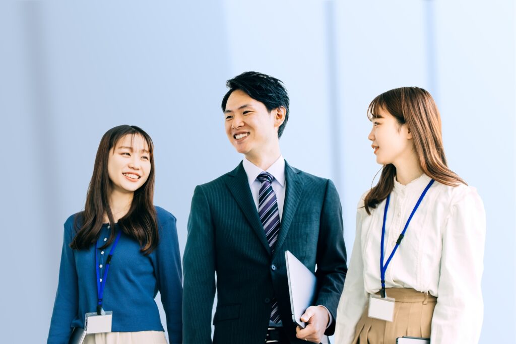 職場で話するビジネパーソン