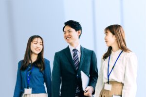 職場で話するビジネパーソン