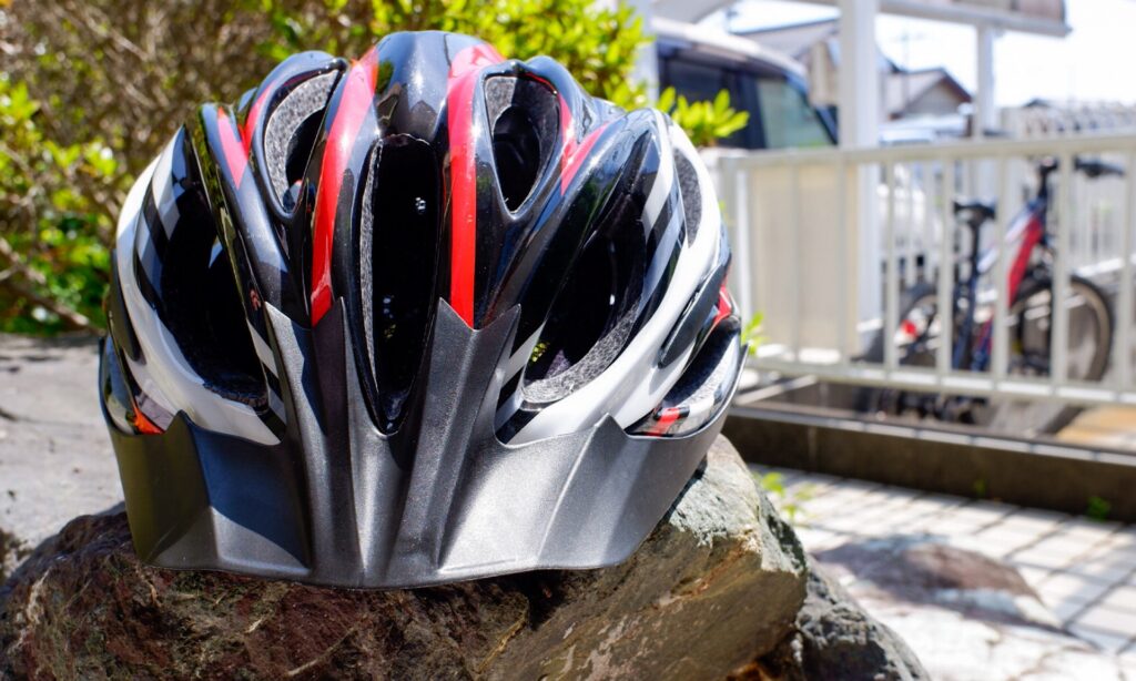 石の上に置かれたヘルメット