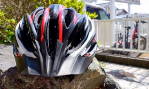 石の上に置かれたヘルメット