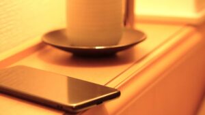 テーブルに置かれたスマホと湯呑