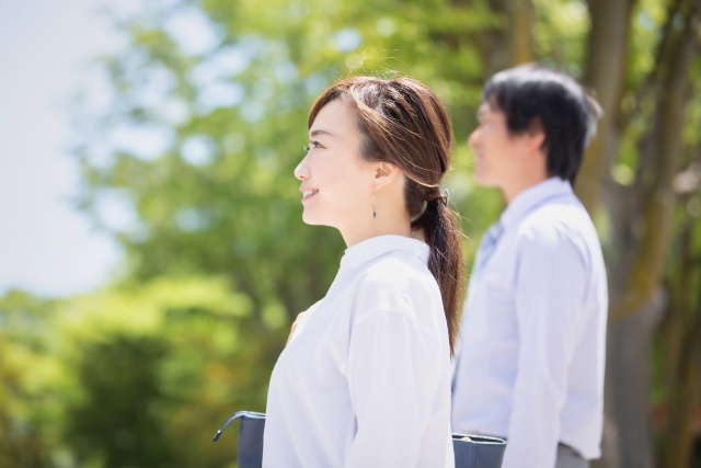 外を歩く2人のビジネスパーソン
