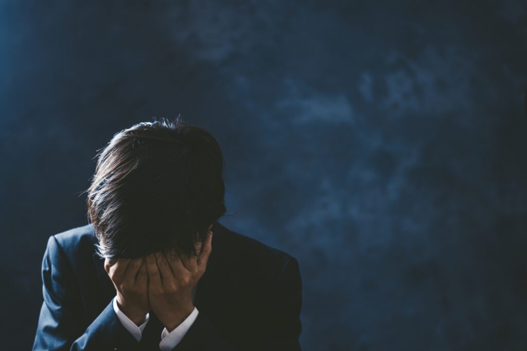 落ち込むスーツの男性