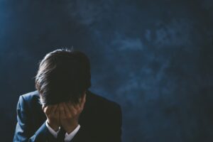 落ち込むスーツの男性